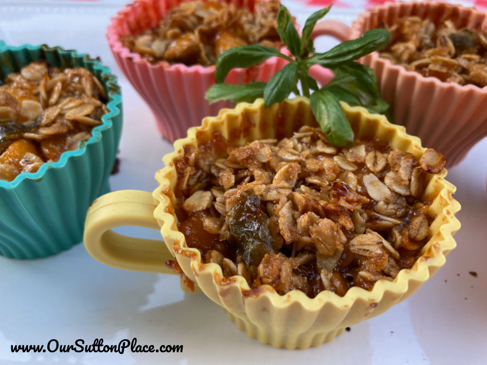 close-up picture of the Basil Peach Crumble cups in the silicon tea cups